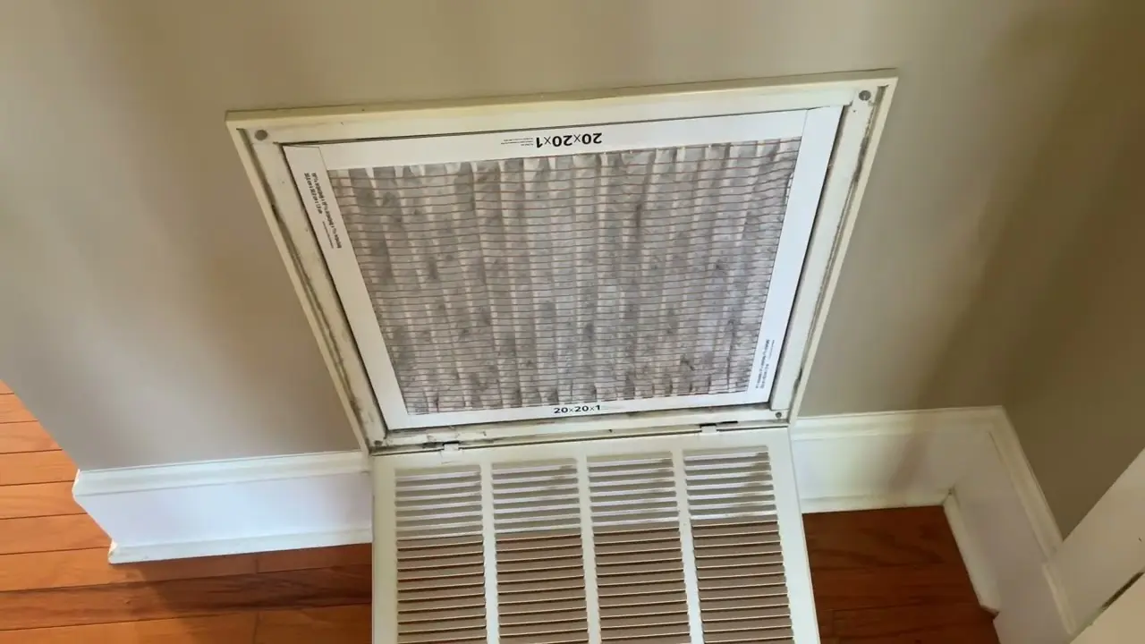 سیستم‌های انرژی تجدیدپذیر مانند پنل‌های خورشیدی که می‌توانند مصرف انرژی HVAC را کاهش دهند