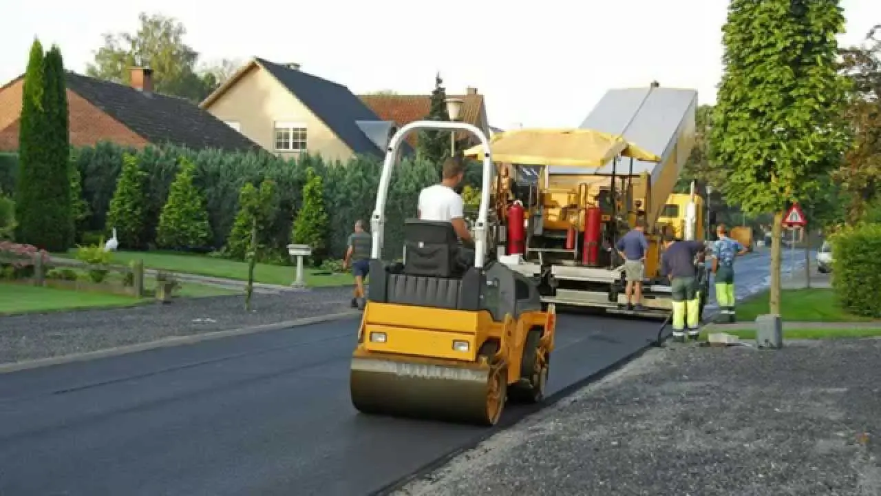 دستگاههای مدرن آسفالتکاری در حال کار بر روی خیابان