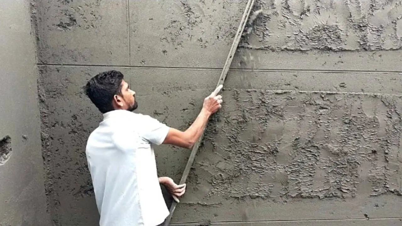 نم‌زدگی دیوار در یک ساختمان مسکونی