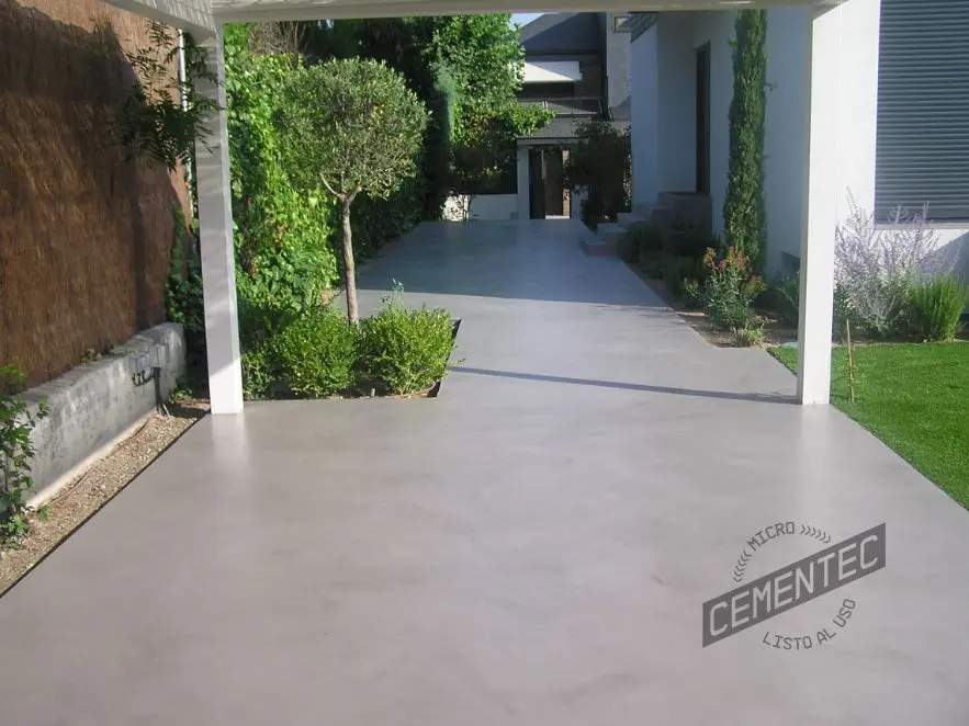 میکروسمنت روی سطح خارجی تراس با ظاهری مدرن و یکپارچه