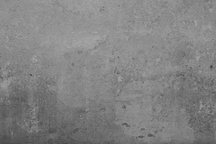 سطح بتن با نشانه‌های کرمو شدن و فرسایش