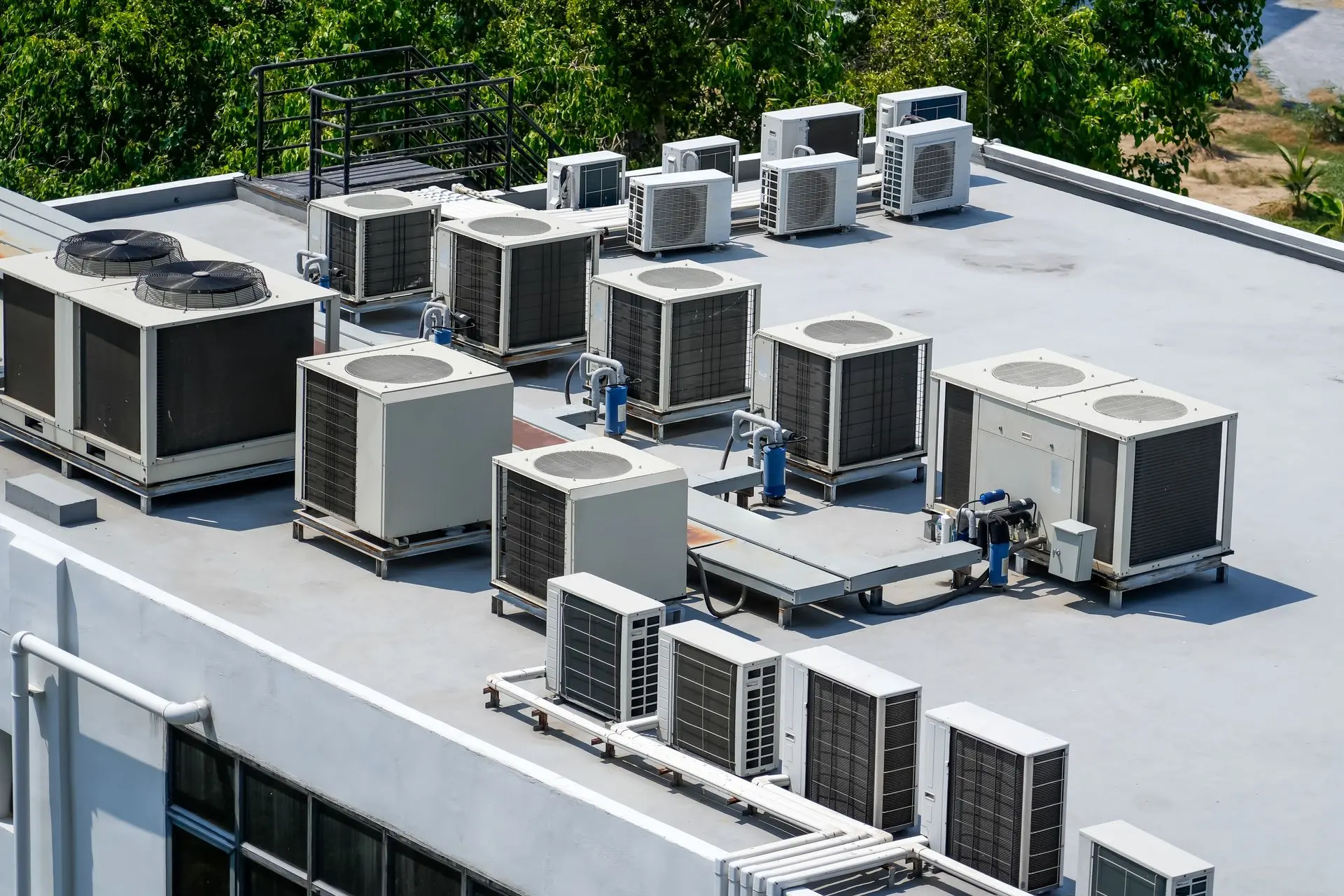 واحد HVAC روی بام ساختمان با تجهیزات گرمایش و سرمایش