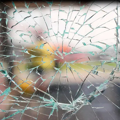 فیلم ضدضربه روی شیشه که در صورت شکستن، قطعات شیشه را به دام می‌اندازد