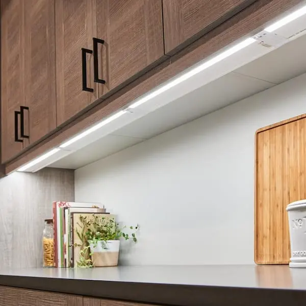 نوار نورپردازی سفید زیر کابینت با طراحی مدرن
