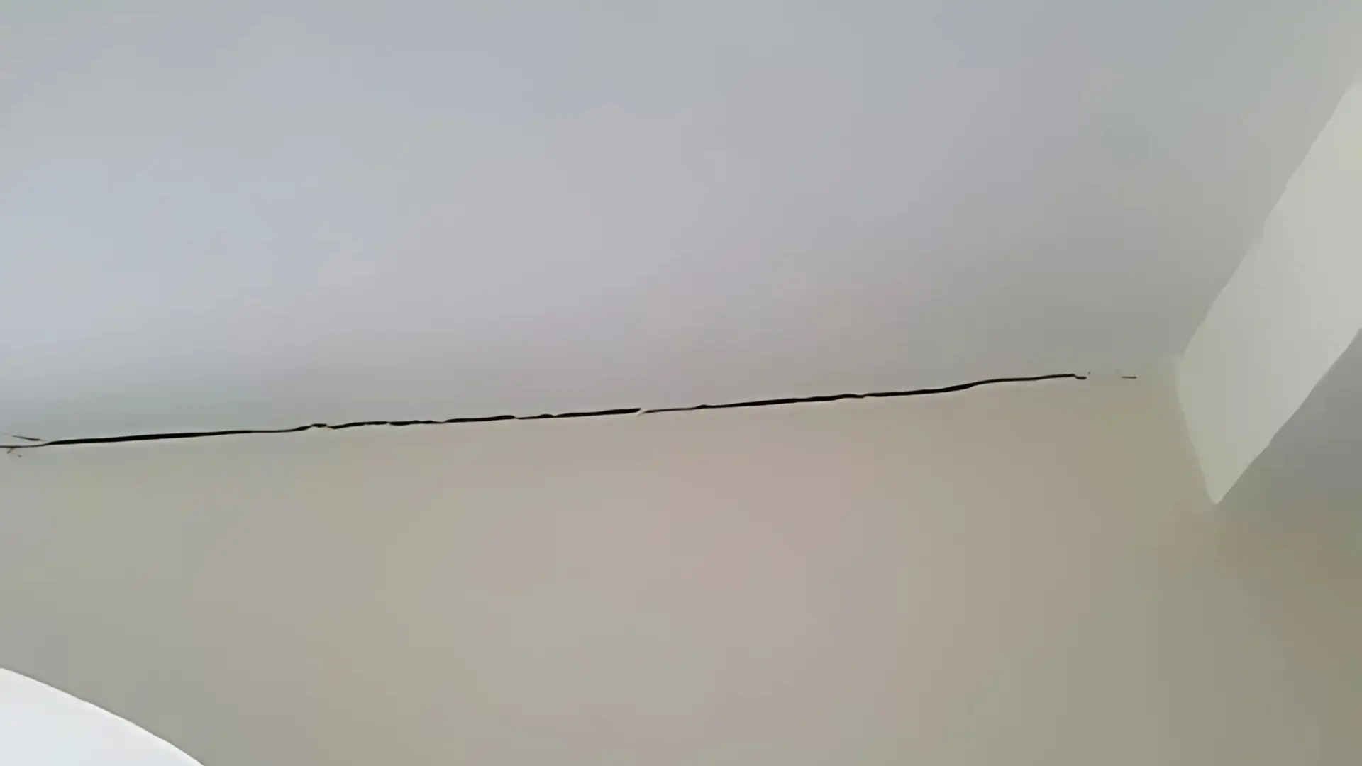 ترک در سقف ساختمان