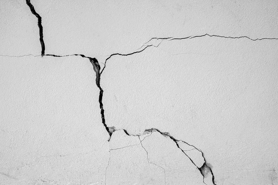 ترک مورب دیوار نشانه چیست؟